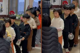 广东三姐妹婚后归家，子孙排队吃饭宛如幼儿园，老人直呼养不起视频封面