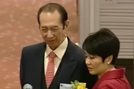 豪门：赌王分遗产家族战爆发，赌王反悔分遗产，何超莲为母撑腰视频封面