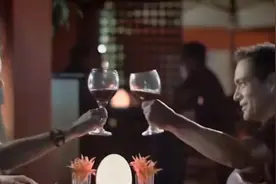 男作家去海岛度假，却爱上了经纪人的女友，他会选择家庭还是爱情视频封面