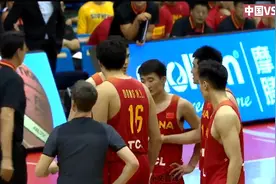 正播中国男篮VS澳大利亚，打球变打架了，球迷：必须打服他们！视频封面
