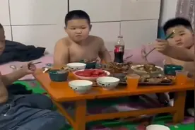 三个胖小子在饭桌上，喝出了很多大人都没有的气势，太搞笑了视频封面