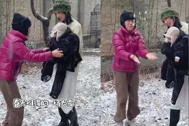 李亚鹏80岁母亲雪地蹦跳，给小孙女表演撒雪花，儿媳开心到飞起视频封面