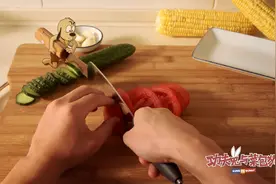 功夫兔和菜包狗：主人切番茄，菜包狗帮忙切黄瓜，真是主人好帮手视频封面