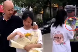 暖心！女孩高考结束“献花”给交警，收到花后交警的表情亮了视频封面