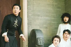 一男一女不幸跌入泳池，一道闪电劈下来，两人醒了发现身体互换了视频封面