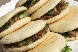 这才是肉夹馍最好吃的做法，馍酥肉嫩，吃一口就念念不忘，太香了