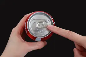 易拉罐拉环断了打不开？只用一张纸轻松开罐，方法太聪明了