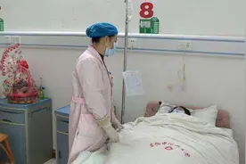 26岁女子，喉咙却长满“菜花”，医生叹息：这1事做太多害了她视频封面