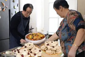 单身老妹吃饭凑合，老爸做大丰收，老妈蒸富贵花，给妹妹改善伙食视频封面