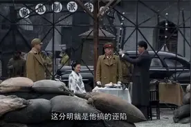 两个男人长得一模一样，妻子故意选错丈夫，救了自己一命视频封面