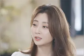 42岁殷桃有多风情万种？上台领奖走出女王范，台下的大咖都看呆了视频封面