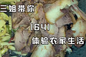 三姐今天笋子炒坛子肉，带去地里给车厘子套袋！太好吃了特色美食