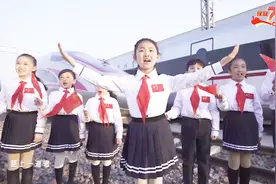 喜迎海军建军节！70名少年儿童唱响《我和我的祖国》，用歌声祝福祖国