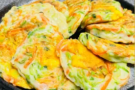 西葫芦别再炒着吃了，教你做早餐饼，鲜嫩柔软，比肉包简单还好吃视频封面