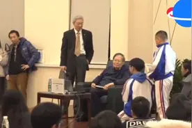 杨振宁给小学生讲解物理和数学的关系，改变了我一本科生的观念