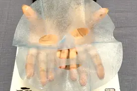 面膜里这张塑料纸，到底是干嘛的？很多女生都扔了，真是太可惜视频封面