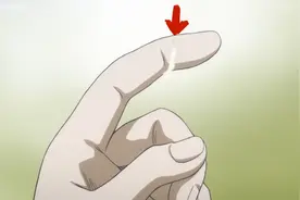 女人割草划伤手指，却没有流出血液，而是流出白色奶水视频封面