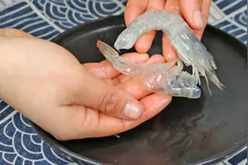 卖虾的老板告诉我，这样剥虾壳简单又快速，一秒一个，太实用了！