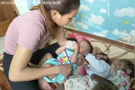 女人在家里养俩只猴子，把猴子当孩子养，让自己小孩子和猴子一起视频封面