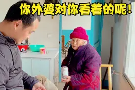 邀请表哥给奶奶做黄金果吃，兄弟二人齐心协力，结果炒糊了视频封面