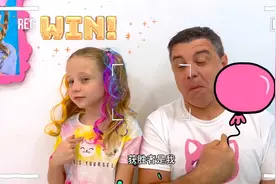 小女孩和爸爸，用奇怪的表情拍照，奇奇怪怪可可爱爱视频封面