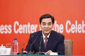人社部：社保卡持卡人数近13亿 建起世界上最大的社保安全网视频封面