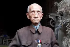 一位百岁抗战老兵，冷眼看日本老兵来拜访，更拒绝了对方的捐款视频封面