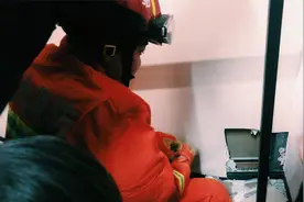 暖心解救！喵星人被困建筑夹层动弹不得  消防员破墙营救视频封面