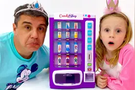 外国小女孩，神奇的玩具售货机，竟然可以让宝贝变成美丽的公主？视频封面