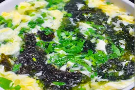 这才是紫菜蛋花汤的正确做法，汤鲜味美好喝有诀窍，2分钟就学会