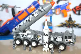 积木版东风-21导弹车，1500多块积木拼装而成，升起炮筒发射导弹视频封面