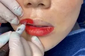 实拍小姐姐做纹唇过程，又美又红润，看着让人心动视频封面
