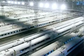 中国的高铁一到晚上12点就停运，难道高铁还怕“黑”？长见识了