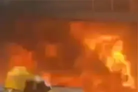 江苏泰州一化工厂突发火灾：明火黑烟如同猛兽 吞噬大片厂区视频封面