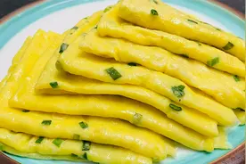 鸡蛋水饼懒人做法，柔软又筋道，60秒就能做一锅，出锅就被抢光了