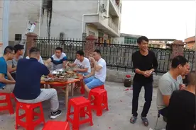 枫枫新房进伙现场，好酒好菜招待亲朋好友，欢声笑语气氛非常热闹视频封面