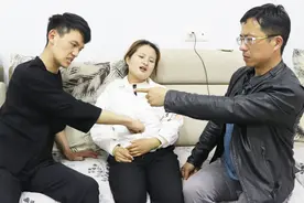 后妈怀孕，儿子对着她的肚子就是一拳，父亲看到后傻住了视频封面