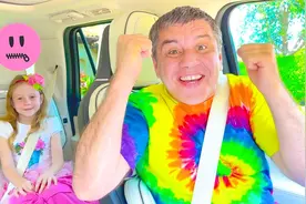 小女孩给爸爸过父亲节，为爸爸准备丰盛的早餐并为爸爸清洗脏衣服