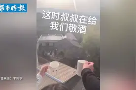大学生为隔壁阿姨送生日祝福  网友：你是祝福吗？你是想吃席视频封面