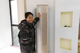 师傅们来安装电器了，客厅里安装大三匹的空调，你们说暖气够用吗