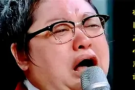 2022韩红彻底火了！一首《祖国不会忘记》唱得催人泪下，听哭了视频封面