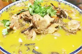 一只小笨鸡清炖才有价值！酒店大厨现场实操，出锅一刻，彻底服了