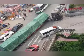 17米半的大挂车，看看老司机如何九十度转弯，这技术真厉害！