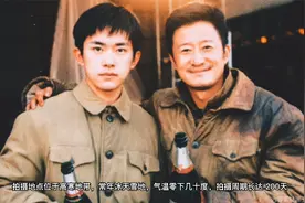 吴京曝易烊千玺为拍戏受伤拄拐，大赞年轻人前途无量，称其为兄弟视频封面