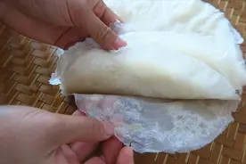 在家用电饼铛试做春卷皮，传统方法竟然成功了，不用出门买啦