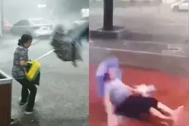 四川乐山多地遭暴雨突袭，大树倾倒车辆被砸，街上瞬间一片狼藉