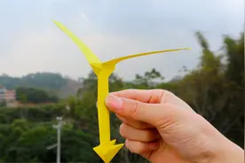 用纸制作一个带箭头的飞行器，从楼上扔下就能旋转，一点也不怕风