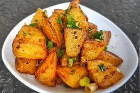 分享私房菜：“风味小土豆”土豆焦脆软糯，搭配秘制小料一口一个视频封面