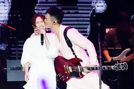 杨丞琳正式承认与李荣浩领证，记者问话太刁钻，评论区一片骂声！视频封面