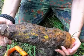 一颗手榴弹，一颗炮弹，从二战遗迹探索出来的，不怕炸了？视频封面